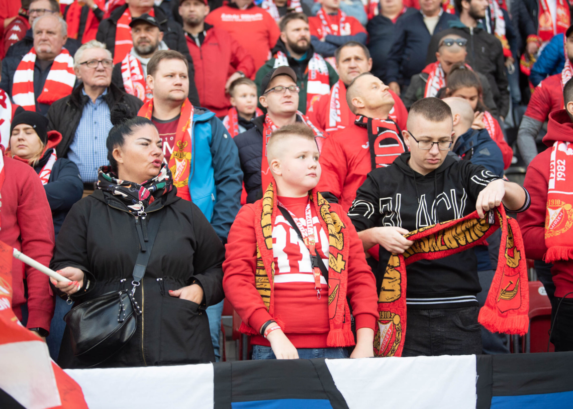 Doping kibiców podczas meczu Widzew Łódź - Raków Częstochowa