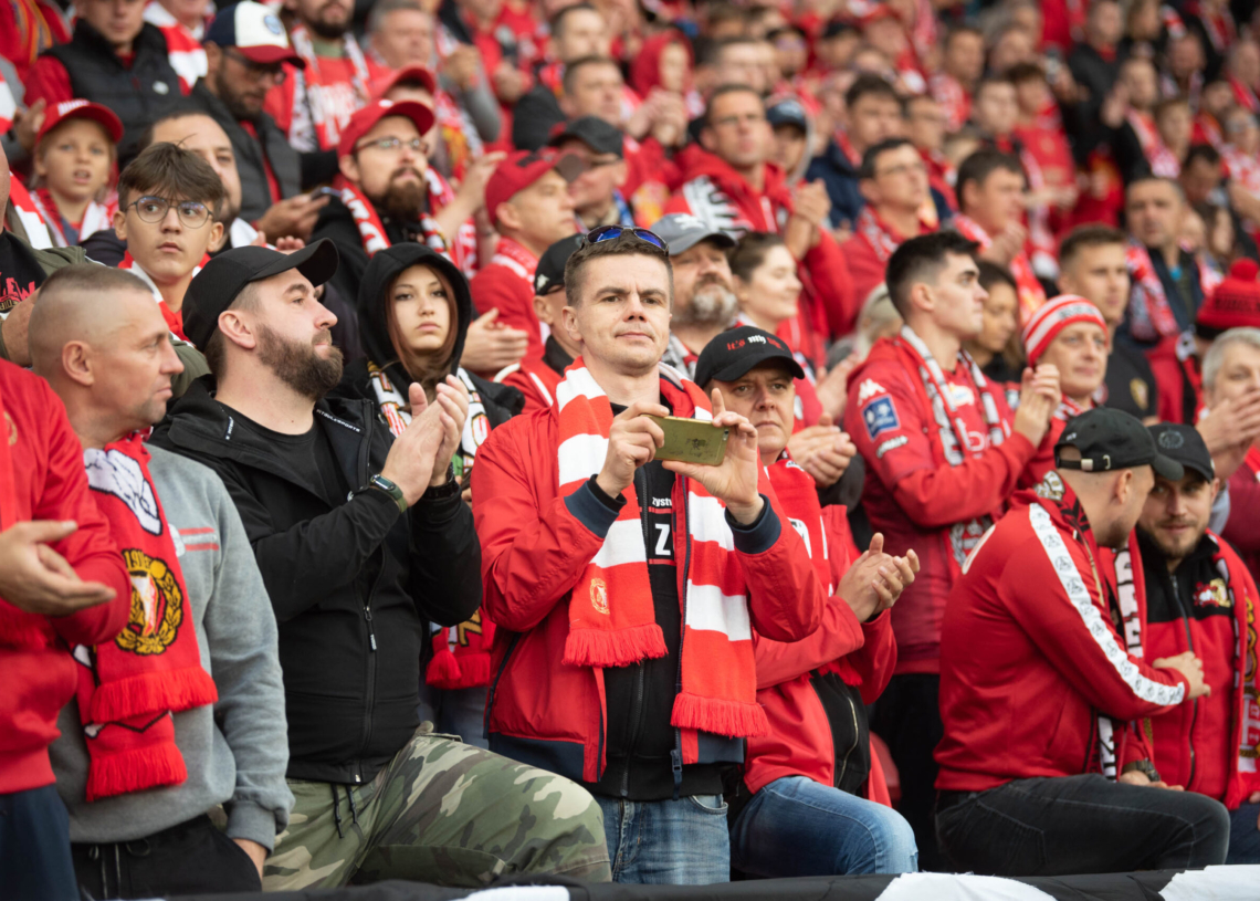 Doping kibiców podczas meczu Widzew Łódź - Raków Częstochowa