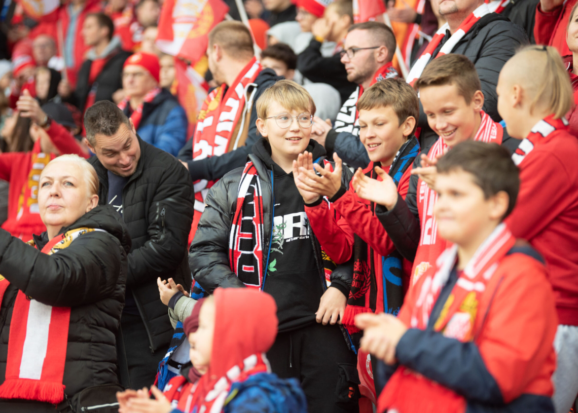 Doping kibiców podczas meczu Widzew Łódź - Raków Częstochowa