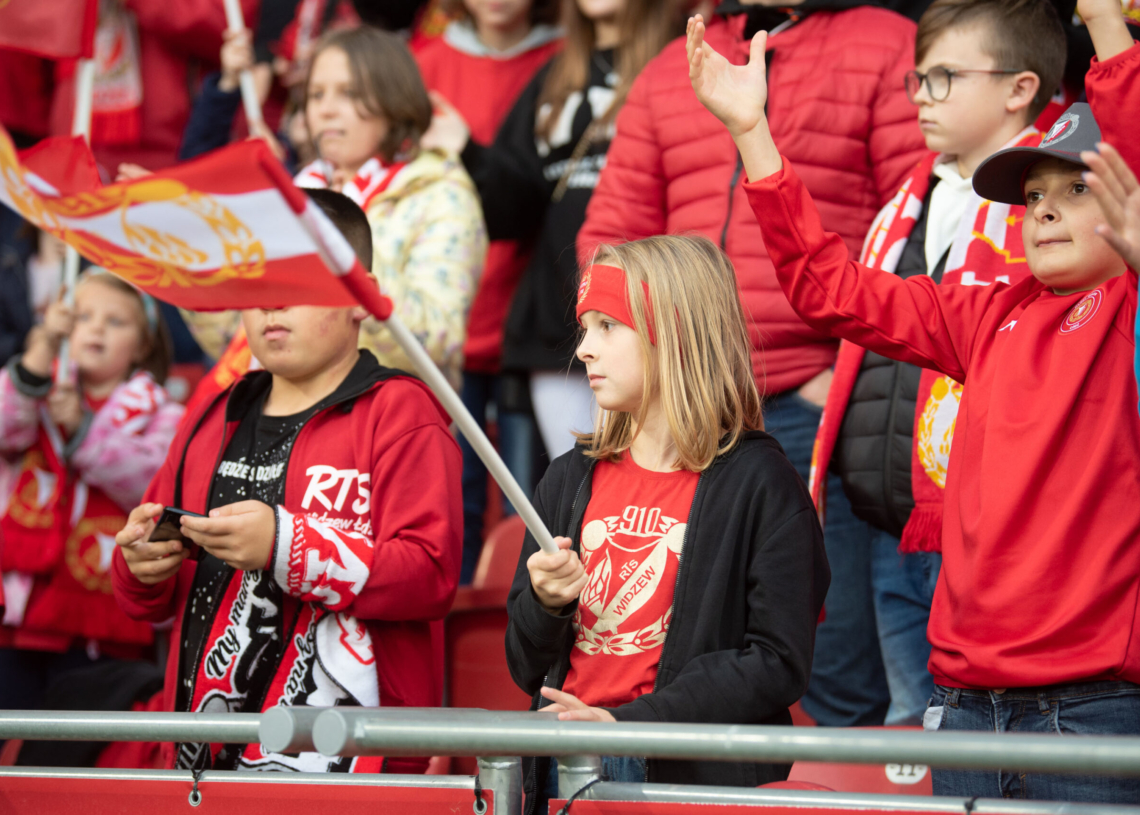 Doping kibiców podczas meczu Widzew Łódź - Raków Częstochowa