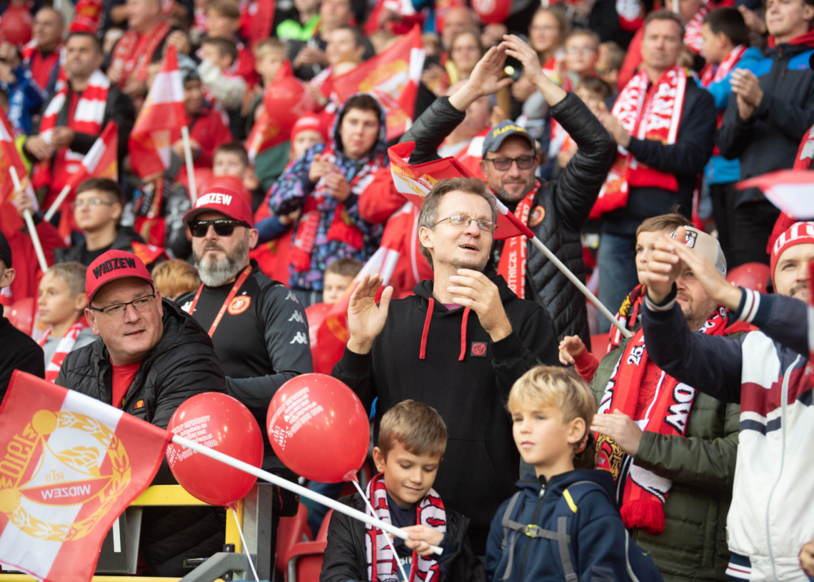 Doping kibiców podczas meczu Widzew Łódź - Raków Częstochowa