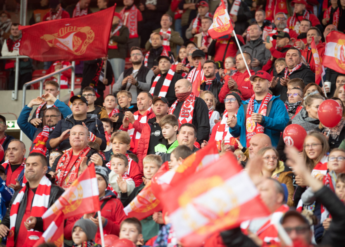 Doping kibiców podczas meczu Widzew Łódź - Raków Częstochowa