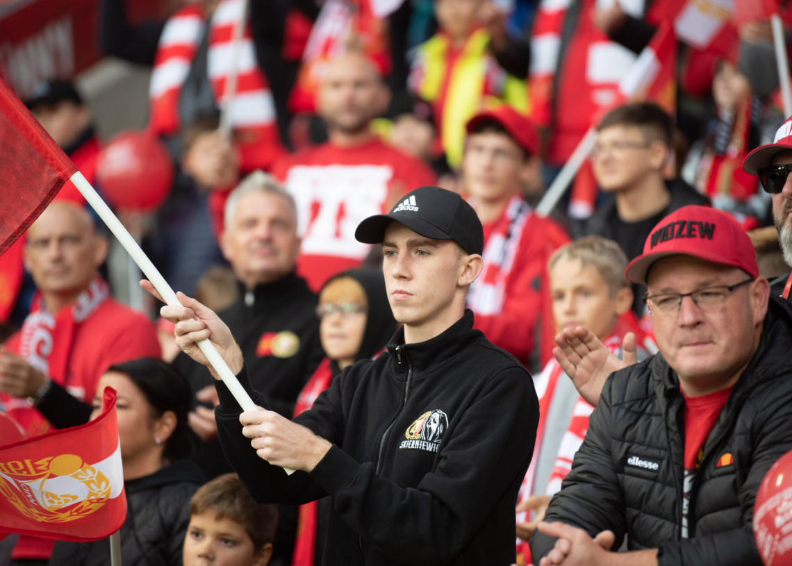 Doping kibiców podczas meczu Widzew Łódź - Raków Częstochowa