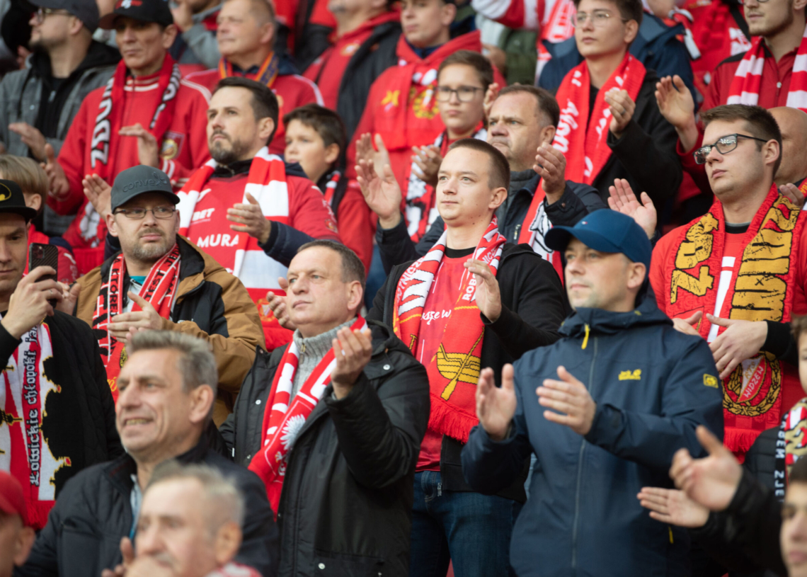 Doping kibiców podczas meczu Widzew Łódź - Raków Częstochowa