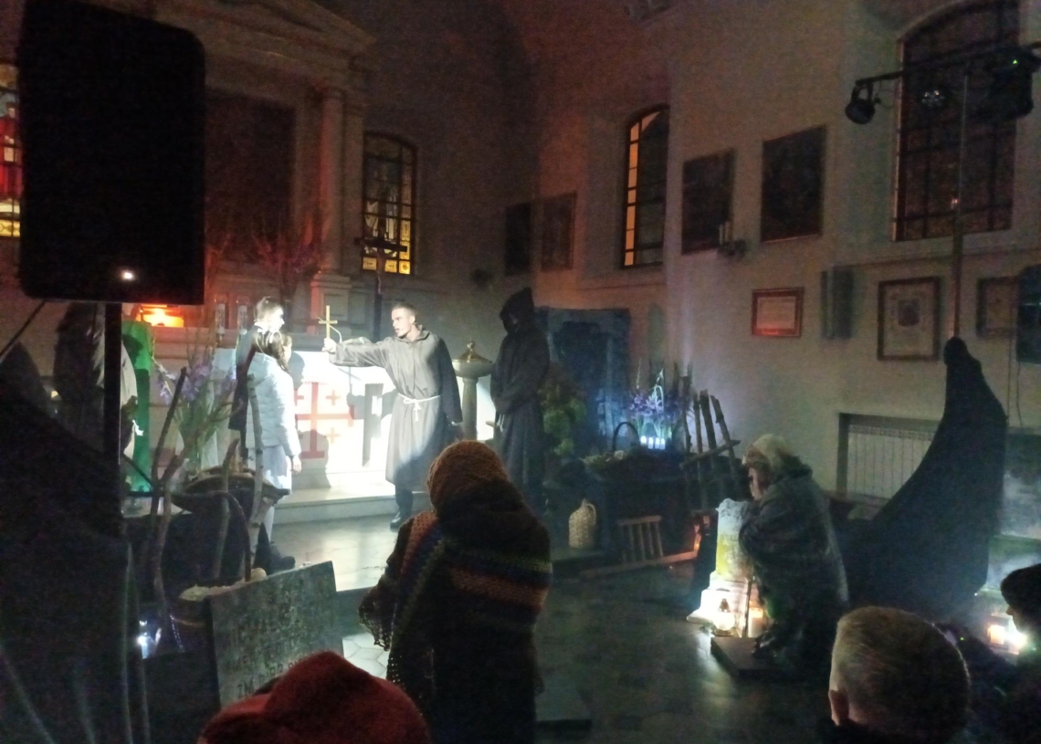 Nietypowa lekcja języka polskiego. Aktorzy dwóch teatrów wystawili Dziady w kościele św. Stanisława w Skierniewicach