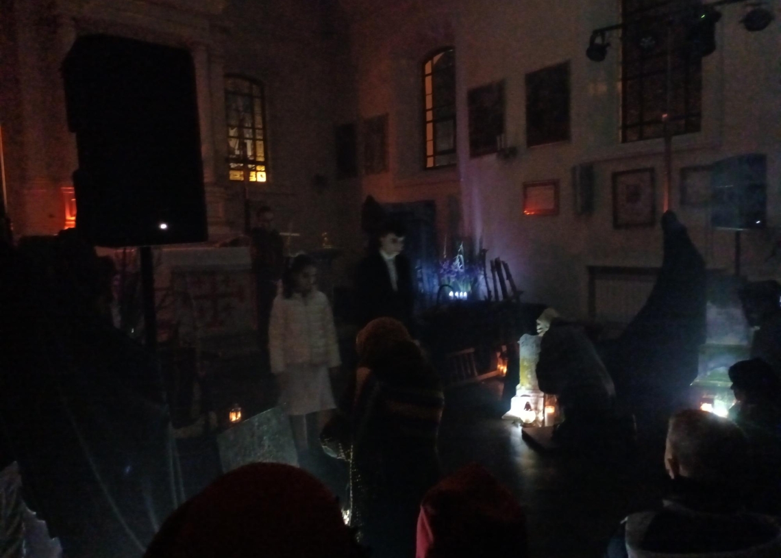 Nietypowa lekcja języka polskiego. Aktorzy dwóch teatrów wystawili Dziady w kościele św. Stanisława w Skierniewicach