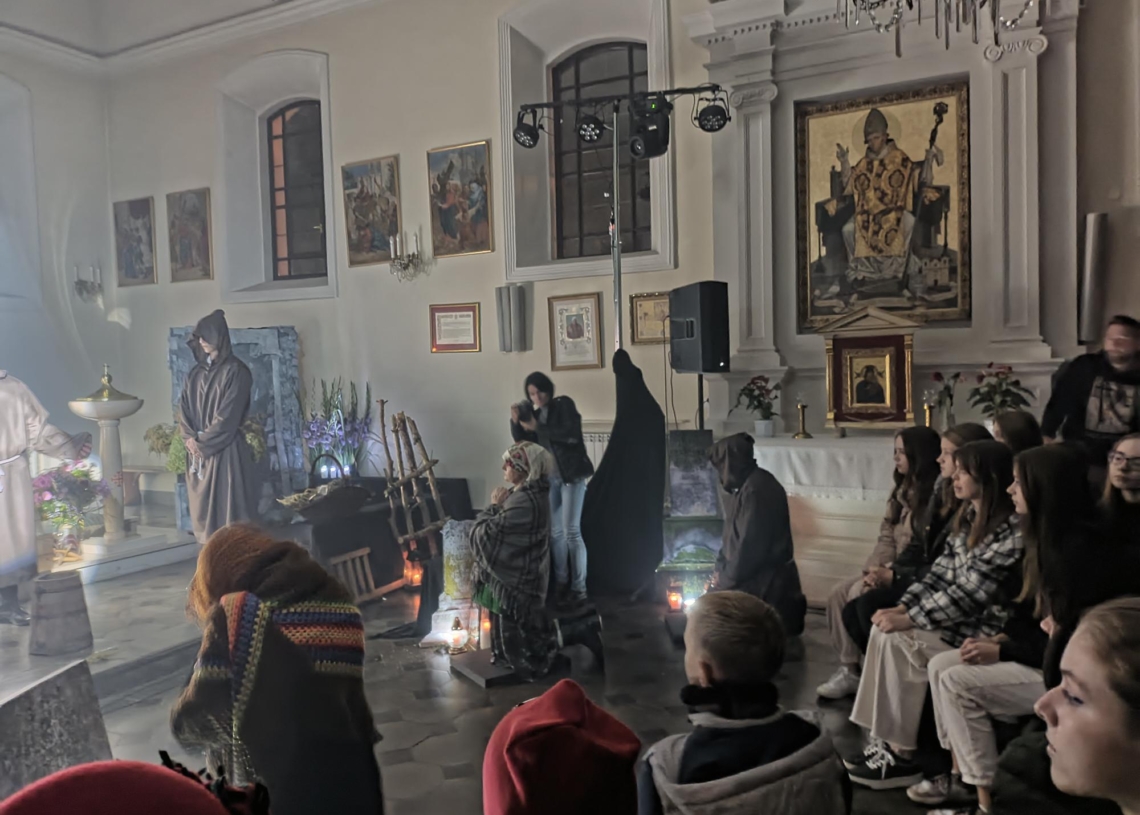 Nietypowa lekcja języka polskiego. Aktorzy dwóch teatrów wystawili Dziady w kościele św. Stanisława w Skierniewicach