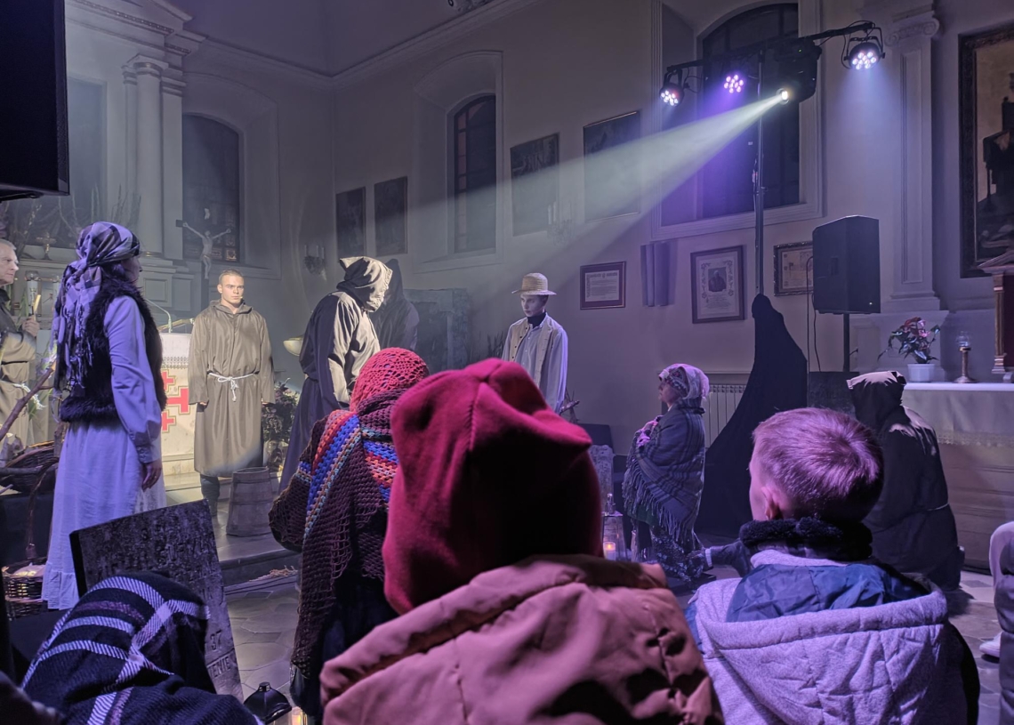 Nietypowa lekcja języka polskiego. Aktorzy dwóch teatrów wystawili Dziady w kościele św. Stanisława w Skierniewicach