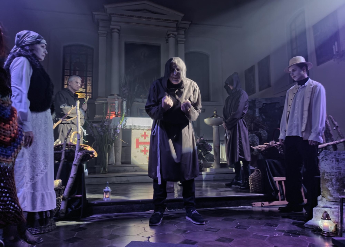 Nietypowa lekcja języka polskiego. Aktorzy dwóch teatrów wystawili Dziady w kościele św. Stanisława w Skierniewicach