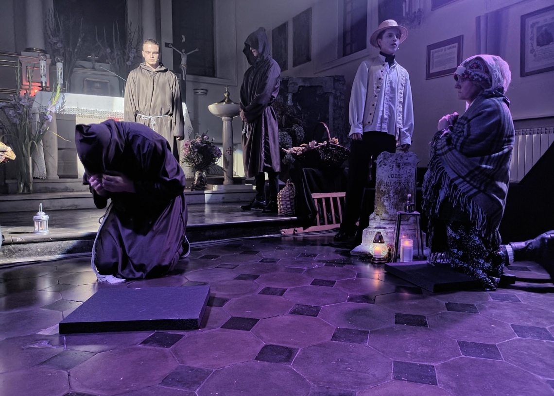 Nietypowa lekcja języka polskiego. Aktorzy dwóch teatrów wystawili Dziady w kościele św. Stanisława w Skierniewicach