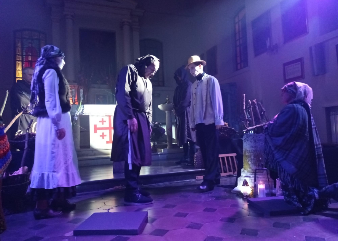 Nietypowa lekcja języka polskiego. Aktorzy dwóch teatrów wystawili Dziady w kościele św. Stanisława w Skierniewicach