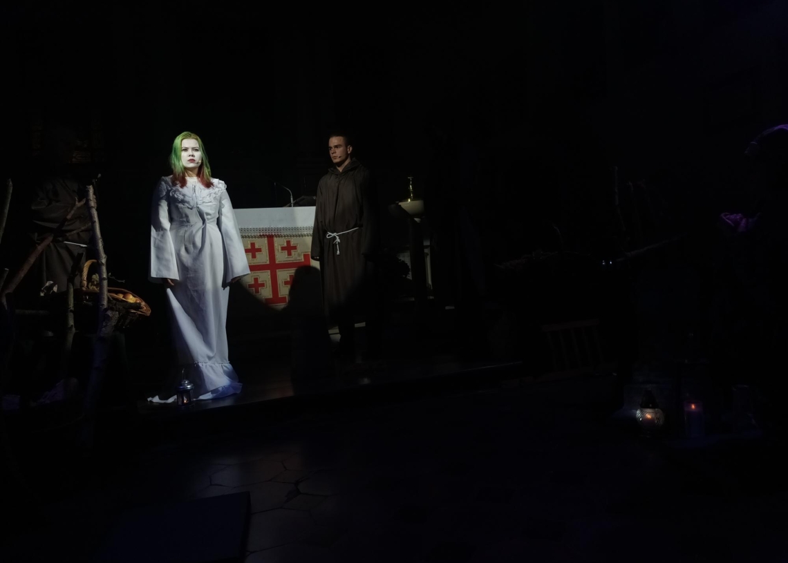 Nietypowa lekcja języka polskiego. Aktorzy dwóch teatrów wystawili Dziady w kościele św. Stanisława w Skierniewicach