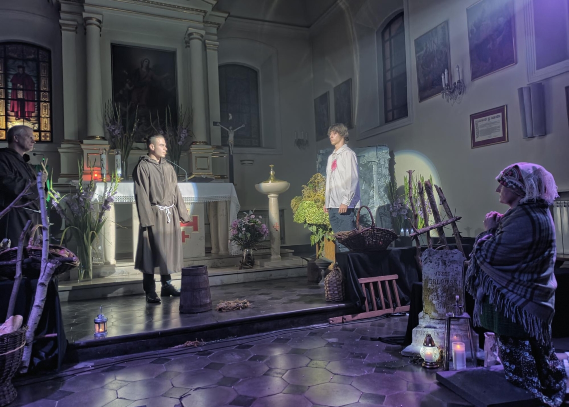 Nietypowa lekcja języka polskiego. Aktorzy dwóch teatrów wystawili Dziady w kościele św. Stanisława w Skierniewicach