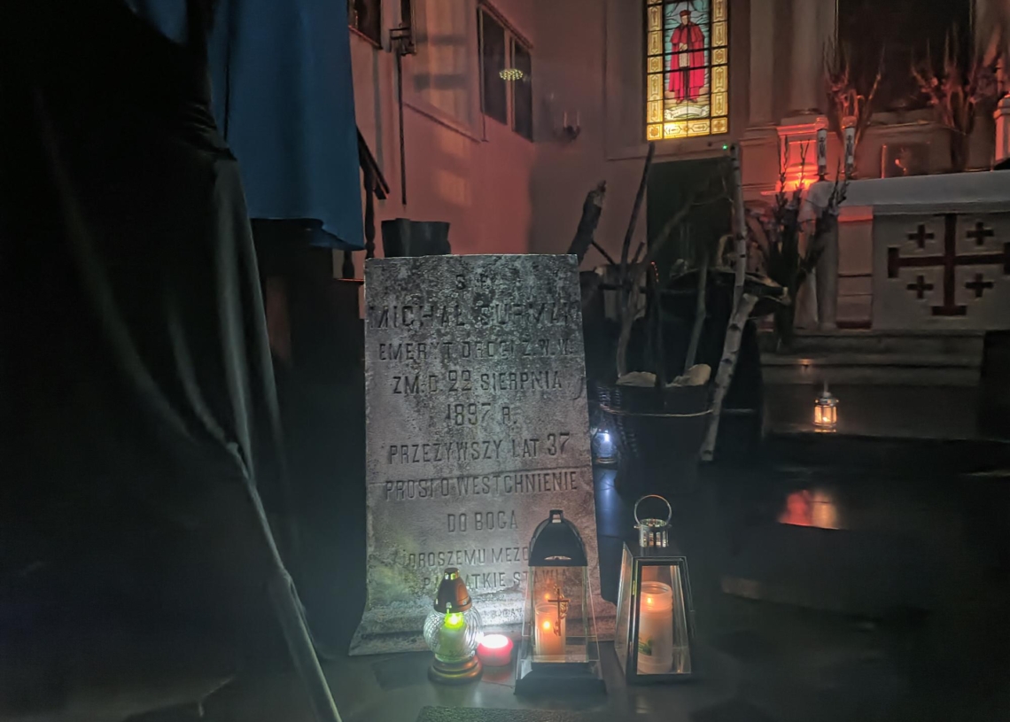 Nietypowa lekcja języka polskiego. Aktorzy dwóch teatrów wystawili Dziady w kościele św. Stanisława w Skierniewicach