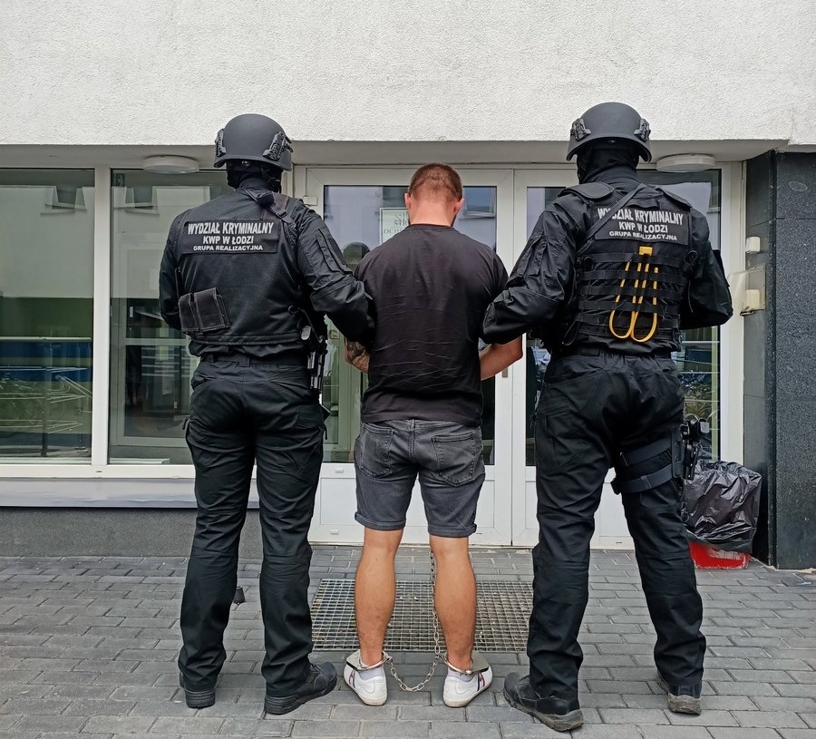 Policjanci zatrzymali złodziei luksusowych samochodów. Kradli auta warte od 100 do 300 tys. zł