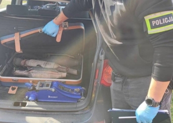 Policjant po służbie pomógł zatrzymać złodziei katalizatorów