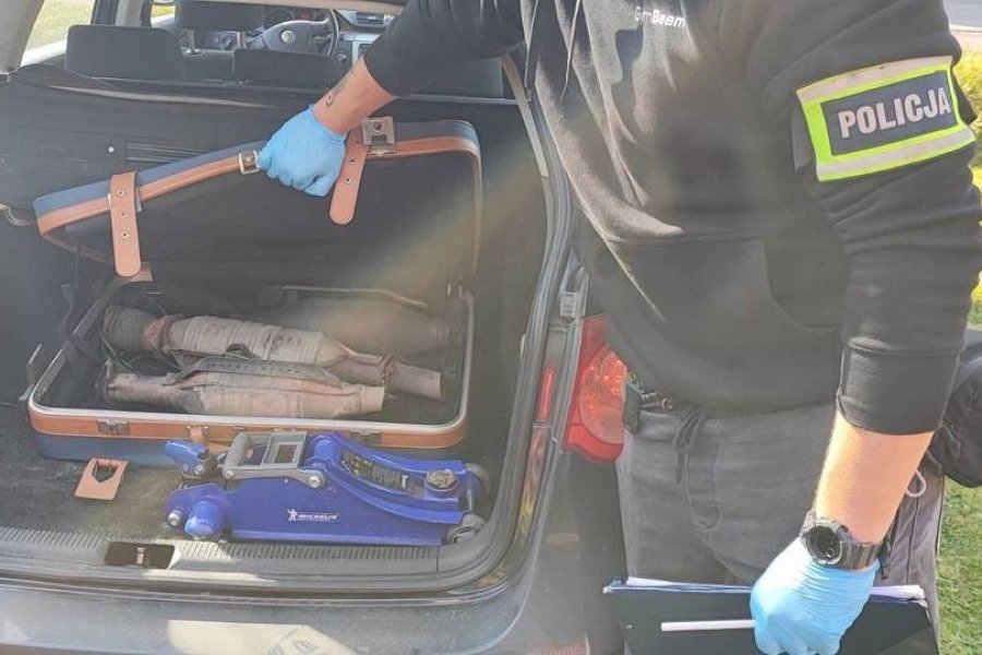 Policjant po służbie pomógł zatrzymać złodziei katalizatorów. Postawiono im zarzuty 5 kradzieży 1 Policjant po służbie pomógł zatrzymać złodziei katalizatorów