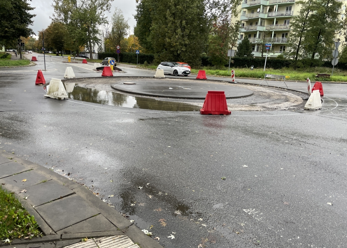 Drogowcy zapomnieli o rondzie na Kaczeńcowej? Może na to wskazywać sposób prowadzenia prac