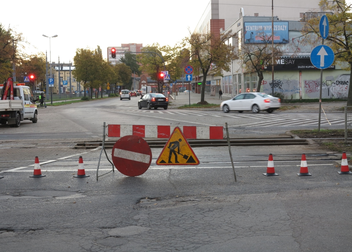 Utrudnienia na pl. Niepodległości. Auta nie mogą przejeżdżać przez torowisko 1 Utrudnienia na pl. Niepodległości