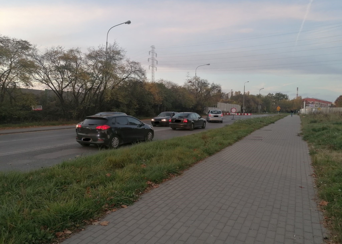 Po zamkniętym odcinku Kasprzaka nadal jeżdżą auta