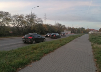 Po zamkniętym odcinku Kasprzaka nadal jeżdżą auta