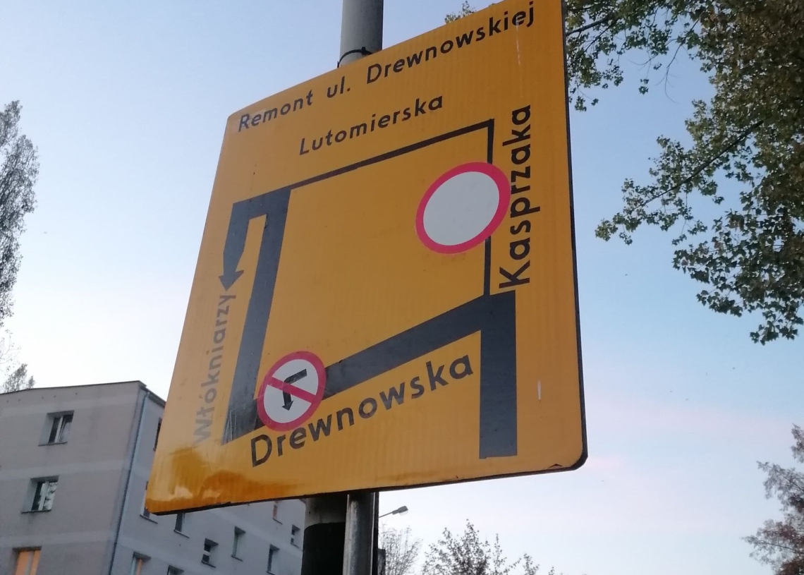 Po zamkniętym odcinku Kasprzaka jeżdżą auta. Powód? Niekompletne oznakowanie