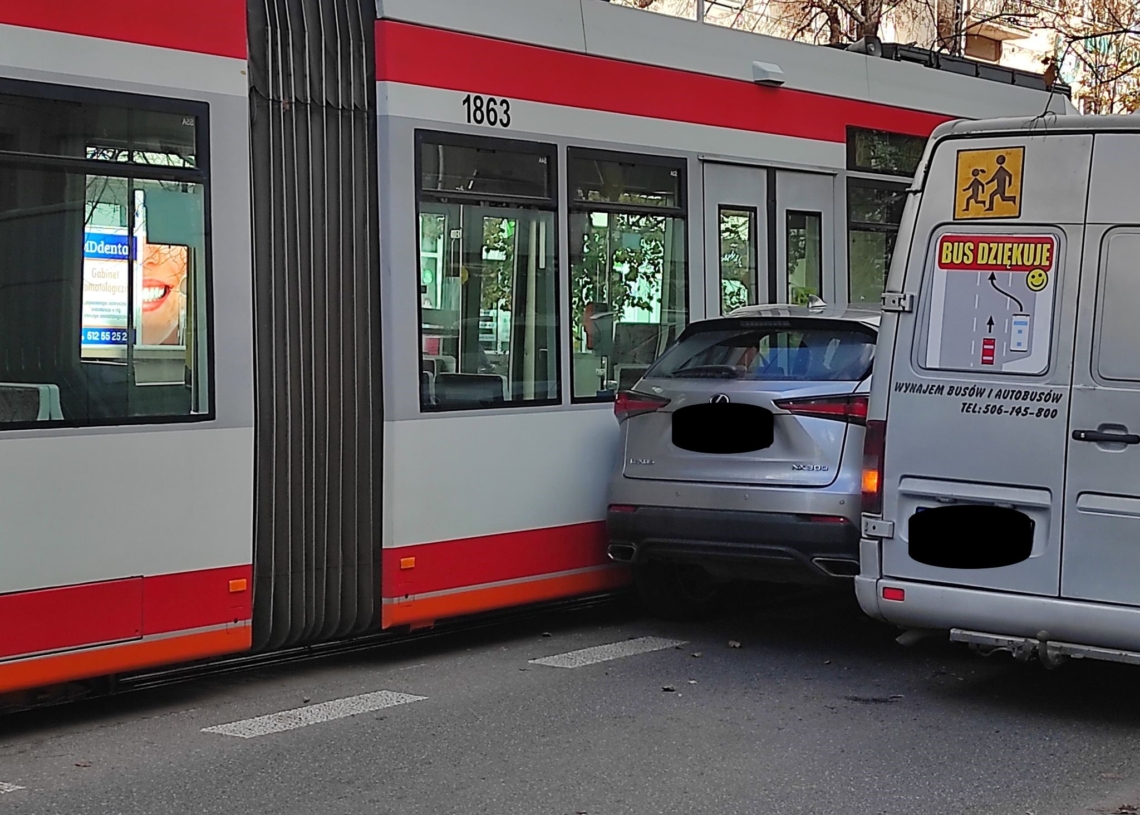 Kolizja lexusa z tramwajem linii 18. Auto chciało ominąć busa i zajechało drogę tramwajowi
