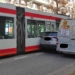 Kolizja lexusa z tramwajem linii 18. Auto chciało ominąć busa i zajechało drogę tramwajowi 7 Kolizja lexusa z tramwajem na Narutowicza