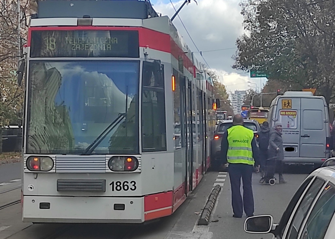 Kolizja lexusa z tramwajem linii 18. Auto chciało ominąć busa i zajechało drogę tramwajowi