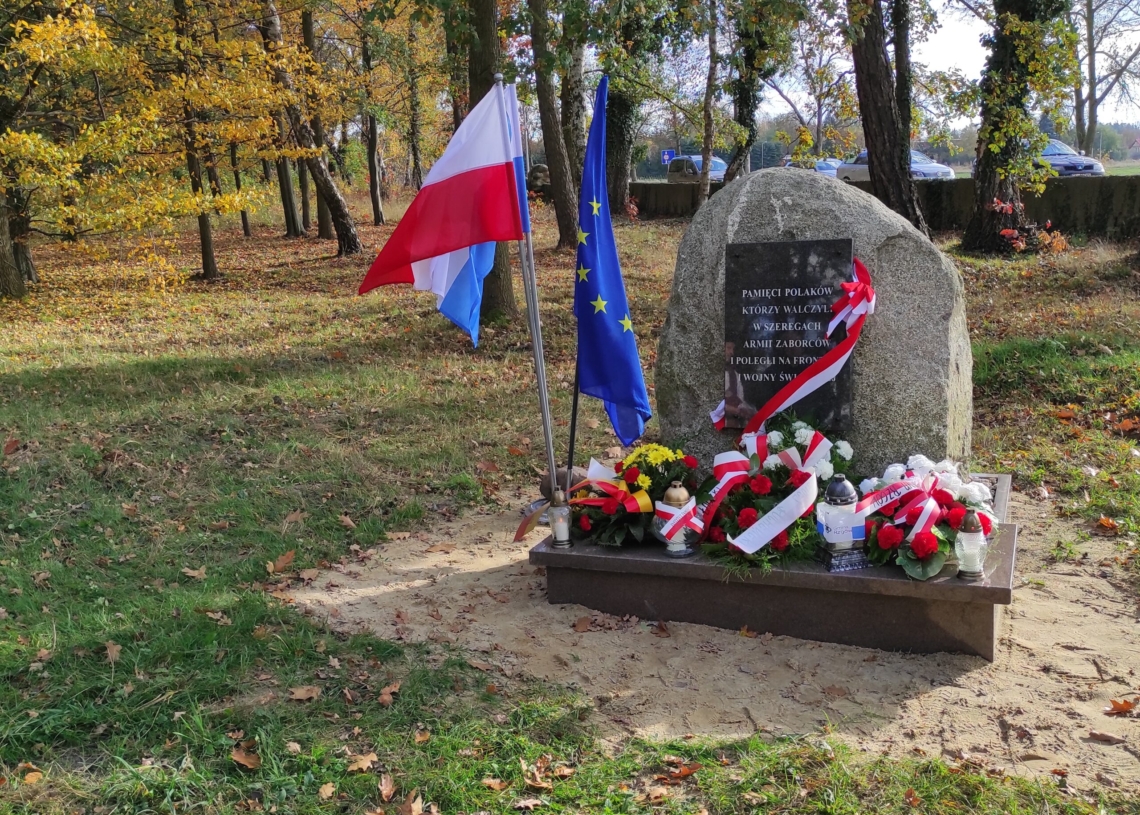 W Starej Gadce odsłonięto pomnik poświęcony pamięci Polaków walczących w szeregach armii 3 zaborców