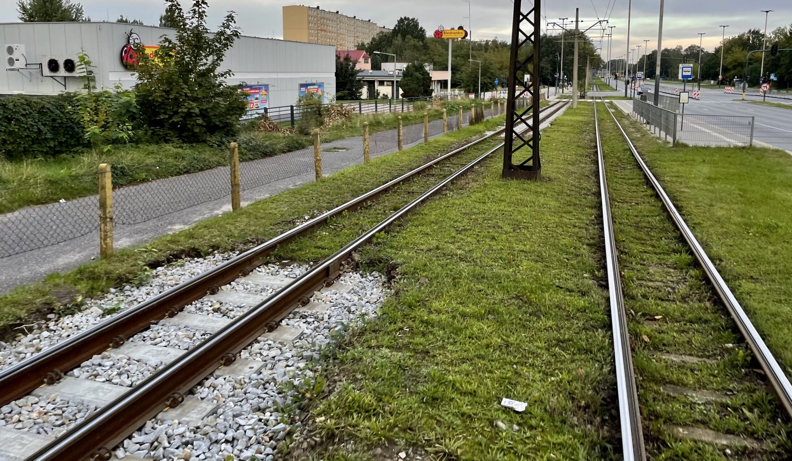 „Czarna szyna” wydłuża drogę hamowania tramwajów. MPK apeluje o ostrożność