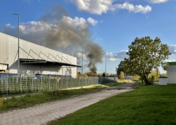 Pożar na Dąbrowie przemysłowej. Pali się trawa i opony 2 Pożar na Dąbrowie przemysłowej