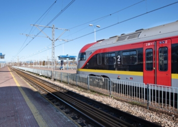 Oblodzenie sieci trakcyjnej. Opóźnienia pociągów ŁKA, uruchomiono komunikację autobusową