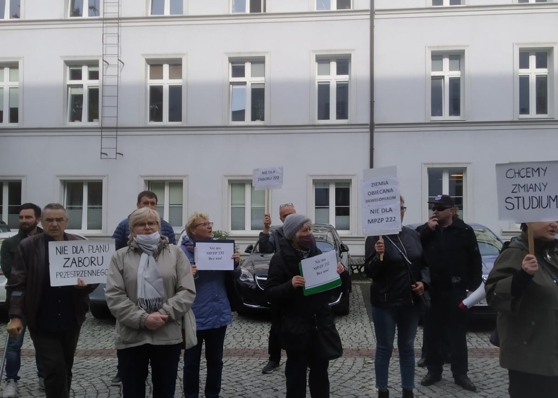 Wzniesienia Łódzkie nadal częścią Łodzi. Radni odrzucili wniosek mieszkańców 1 Protest mieszkańców Wzniesień Łódzkich październik 2021