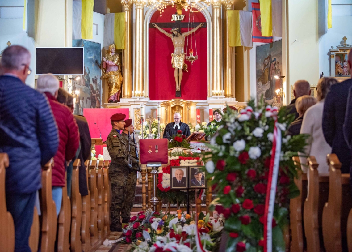 John Benett spoczął na cmentarzu w Krzepczowie