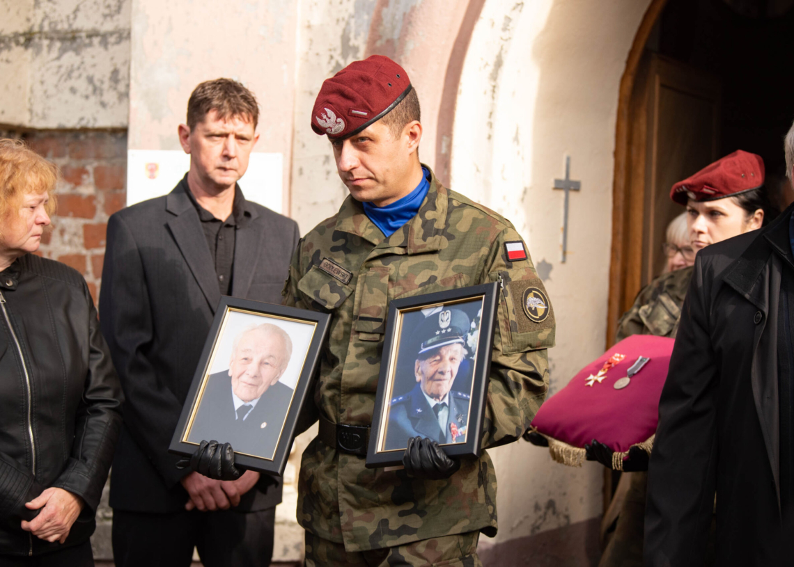 John Benett spoczął na cmentarzu w Krzepczowie