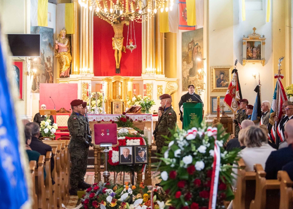 John Benett spoczął na cmentarzu w Krzepczowie