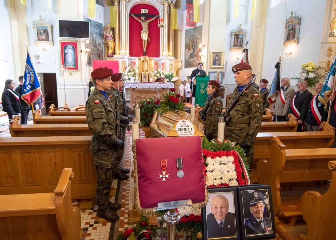 John Benett spoczął na cmentarzu w Krzepczowie