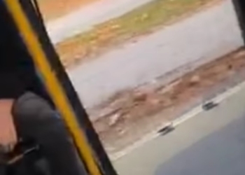 Autobus jechał z otwartymi drzwiami