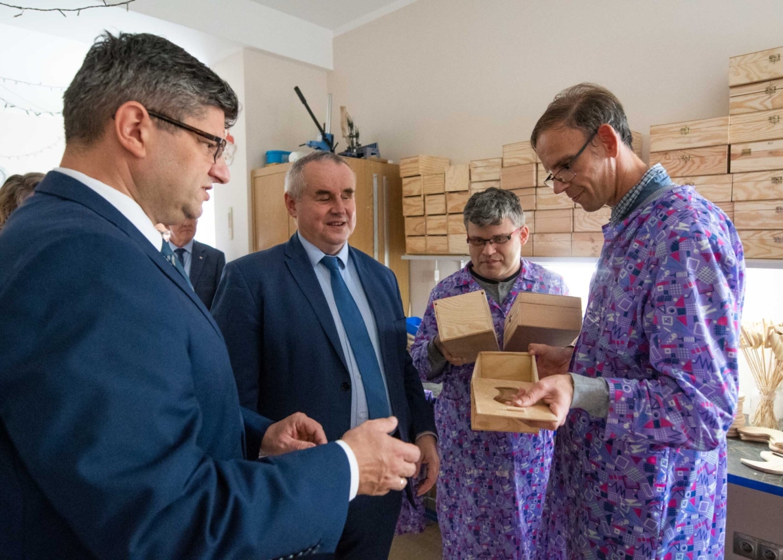Wizyta Ministra Wdówika na Warsztatach Terapii Zajęciowej w Pabianicach