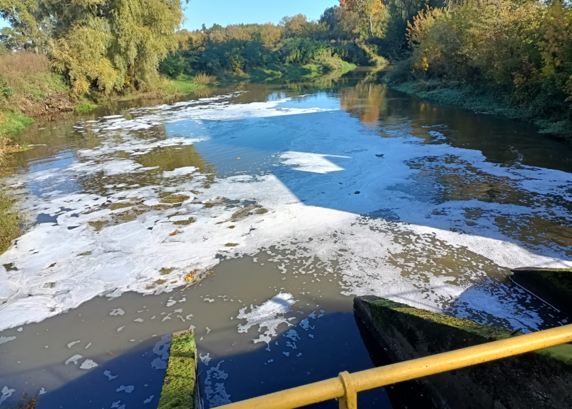 Gruba warstwa piany na Prośnie. Pobrano próbki wody do badań 1 Gruba warstwa piany na Prośnie w Wieruszowie