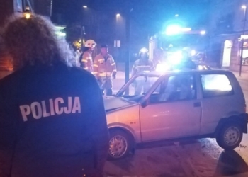 Policyjny pościg ulicami Radomska. Kierowca zakończył ucieczkę na ścianie jednej z kamienic