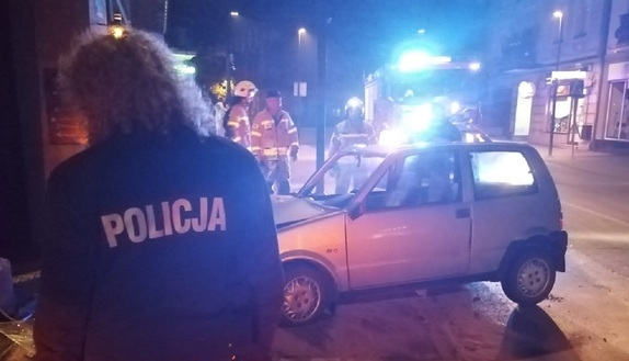 Pościg ulicami Radomska. Pijany 24-letni kierowca cinquecento zatrzymał się na... ścianie jednej z kamienic 1 Policyjny pościg ulicami Radomska. Kierowca zakończył ucieczkę na ścianie jednej z kamienic