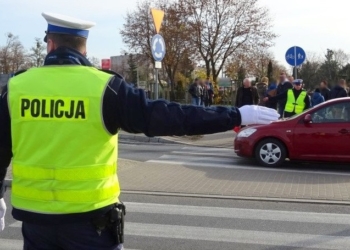 Wszystkich Świętych 2022 w Sieradzu i Zduńskiej Woli. Zmieniona organizacja ruchu przy cmentarzach 1 Wszystkich Świętych 2022 - organizacja ruchu przy cmentarzach