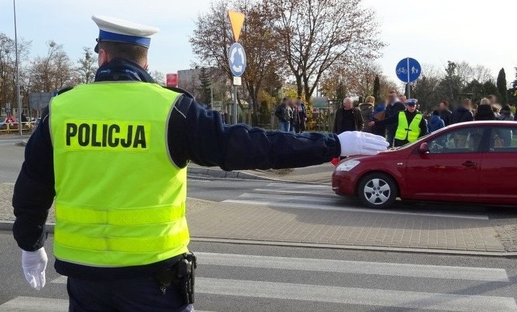Wszystkich Świętych 2022 w Sieradzu i Zduńskiej Woli. Zmieniona organizacja ruchu przy cmentarzach 1 Wszystkich Świętych 2022 - organizacja ruchu przy cmentarzach