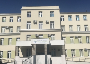 Pracownicy Powiatowego Centrum Matki i Dziecka w Piotrkowie protestują