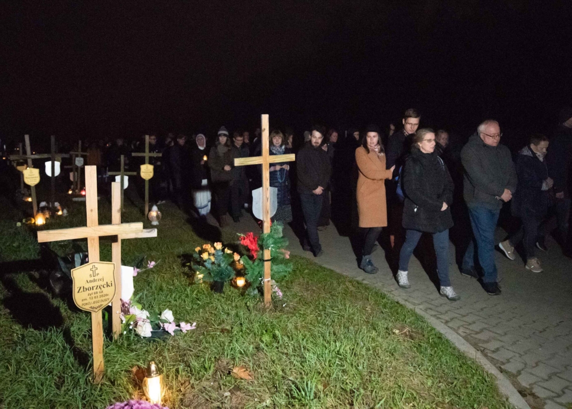 Cmentarz samotnych w Łodzi. Msza święta za bezdomnych i bezimiennych