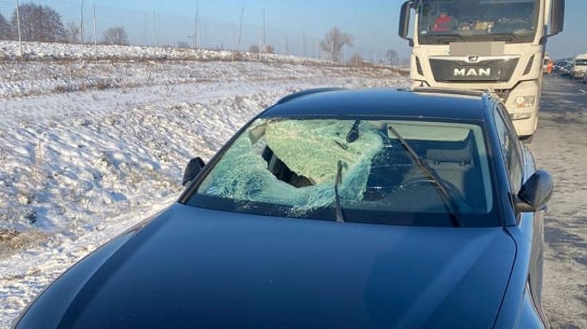Samochód uszkodzony odłamem lodu