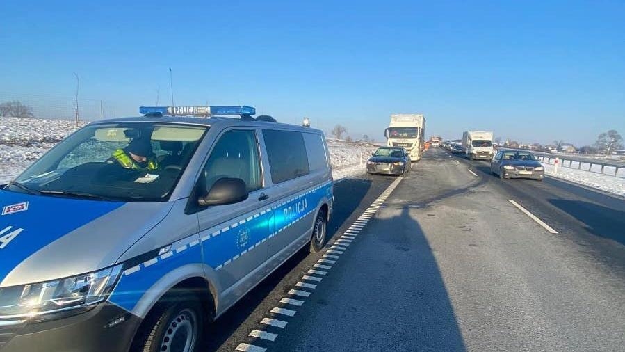 Samochód uszkodzony odłamem lodu