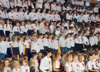 Hymn w Szkole Podstawowej nr 10 w Sieradzu